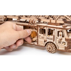 SUPERBE MAQUETTE EN 
bois de camion de pompier , Eco Wood Art, EWA, EAN 4815123001409