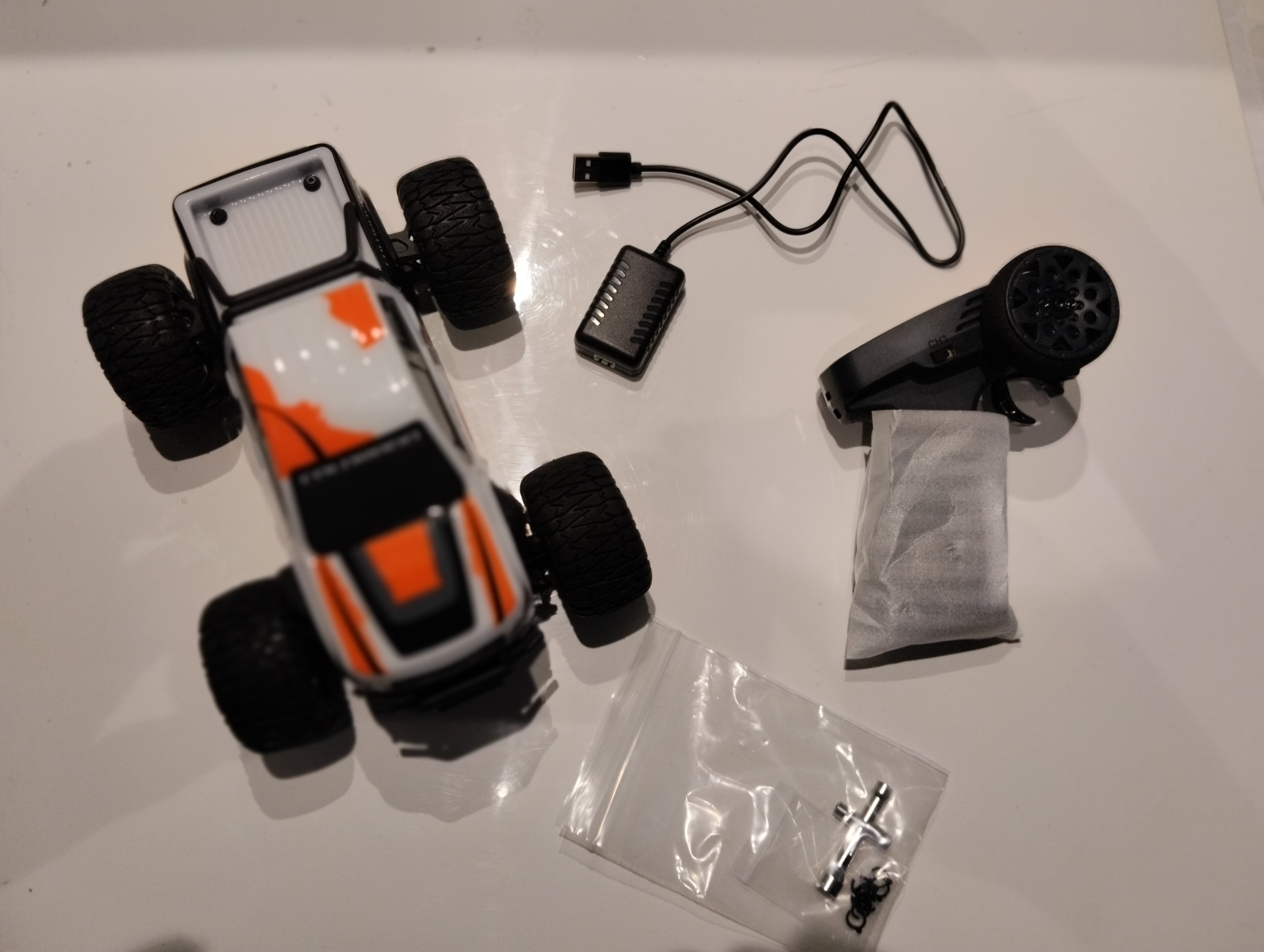 FMS Chevrolet Colorado RTR package contents